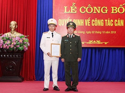 Thượng tướng Bùi Văn Nam trao quyết định cho Thượng tá Nguyễn Quốc Toản.