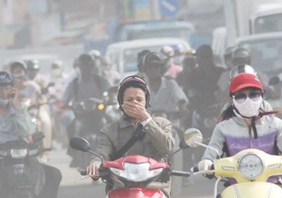 Gần nửa triệu một hộp khẩu trang giấy, dân Hà Nội “cắn răng” mua về chống bụi mịn