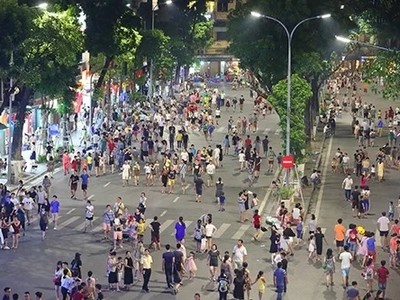 Phố đi bộ Hồ Gươm mở từ 18h thứ sáu đến 0h chủ Nhật. Ảnh: Ngọc Thành.