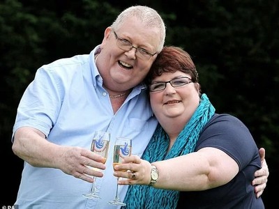 Vợ chồng nhà Weir ngày mới trúng xổ số. Ảnh: PA.