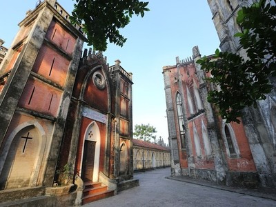 Chiêm ngưỡng vương cung thánh đường đẹp không kém trời Tây ở Việt Nam