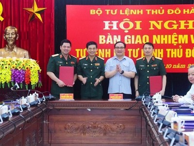 Bí thư Thành ủy Hoàng Trung Hải và Thượng tướng Phan Văn Giang chúc mừng hai đồng chí Nguyễn Hồng Thái (ngoài cùng bên trái) và Nguyễn Quốc Duyệt (ngoài cùng bên phải). (Ảnh: Báo Lao Động).
