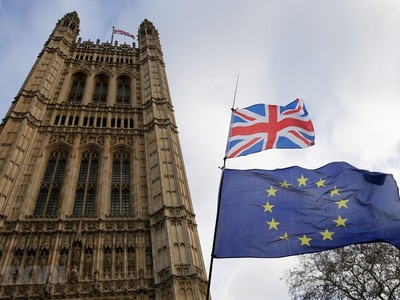 Ảnh tư liệu: Quốc kỳ Anh (phía trên) và cờ Liên minh châu Âu (phía dưới) bên ngoài tòa nhà Quốc hội Anh ở London. (Nguồn: THX/TTXVN).