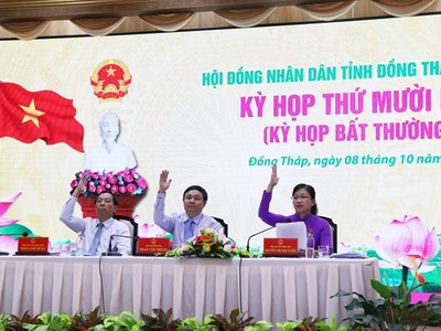 Chủ tọa tại kỳ họp Hội đồng Nhân dân tỉnh Đồng Tháp khóa IX. (Ảnh: Nguyễn Văn Trí/TTXVN).