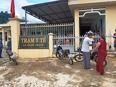 Các nạn nhân được đưa đến cấp cứu ở Trạm Y tế xã Phước Thành. Ảnh: Đại Hiệp.