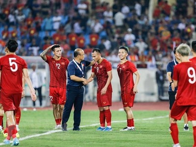 Đội tuyển Việt Nam được VFF thưởng sau khi đánh bại Malaysia. (Ảnh: Trọng Đạt/TTXVN).