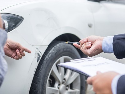 Việc thu thập hồ sơ, chứng từ bồi thường bảo hiểm hiện đang được đẩy sang phía khách hàng.