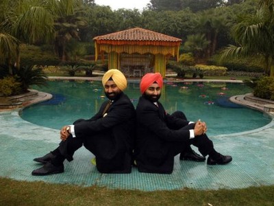 Shivinder Singh và Malvinder Singh từng được xem là những doanh nhân giàu nhất Ấn Độ vì từng sở hữu tập đoàn Dược phẩm Ranbaxy và một chuỗi bệnh viện nổi tiếng.
