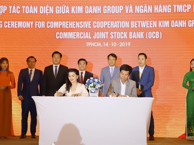 Trong ảnh là bà Đặng Thị Kim Oanh, Tổng giám đốc Kim Oanh Real (thành viên Kim Oanh Group) và ông Nguyễn Bá Ngọc, Phó giám đốc Khối khách hàng doanh nghiệp, Giám đốc Ngân hàng TMCP Phương Đông chi nhánh Hồ Chí Minh, thực hiện nghi thức ký kết hợp tác toàn diện.
