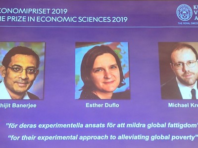 3 chủ nhân của giải thưởng Nobel Kinh tế 2019 .