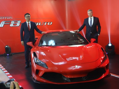 Ông Richard Kim ( trái) tổng giám đốc Supreme Auto và ông Dieter Knechtel, giám đốc điều hành Ferrari khu vực Viễn Đông và Trung Đông giới thiệu Ferrari F8 Tributo.