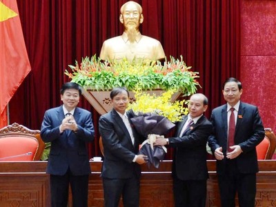 Lãnh đạo UBND tỉnh Hòa Bình chúc mừng đồng chí Bùi Đức Hinh.