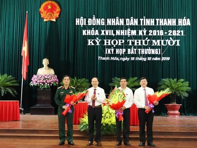 Bí thư Tỉnh ủy, Chủ tịch HĐND tỉnh Trịnh Văn Chiến tặng hoa chúc mừng các cán bộ vừa được bầu bổ sung và miễn nhiệm tại kỳ họp.