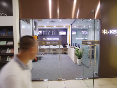 Về tay chủ ngoại, công ty chứng khoán “thay da, đổi thịt” 