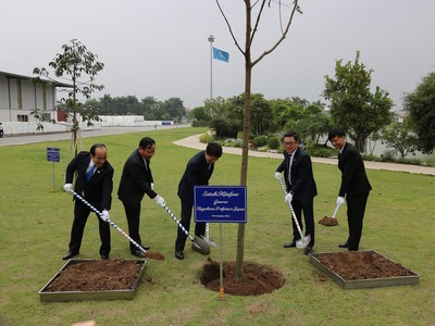 Thống đốc tỉnh Kagoshima, Nhật Bản cùng các quan khách trồng cây tại Nhà máy An Phát Xanh.