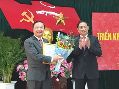 Đồng chí Phạm Minh Chính trao quyết định và chúc mừng đồng chí Nguyễn Khắc Định.