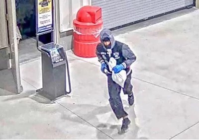 Hình ảnh tên trộm rời khỏi siêu thị Costco ở Atlanta hôm 10/10. Ảnh: WSBTV.