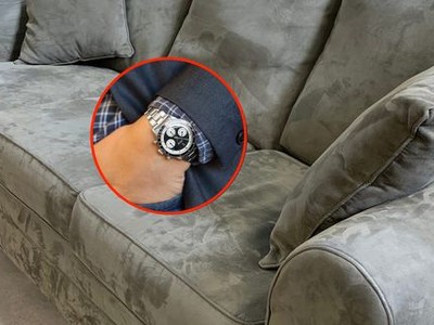 Chiếc đồng hồ quý hiếm kẹt giữa chiếc Sô pha dài mà người phụ nữ đã mua trong một cửa hàng tiết kiệm.