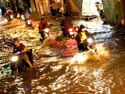 Ngập nước gây bức xúc cho người dân.