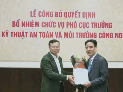 Thứ trưởng Hoàng Quốc Vượng trao quyết định và chúc mừng đồng chí Trần Anh Tấn.