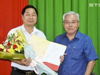 Bí thư Tỉnh ủy Sóc Trăng  Phan Văn Sáu trao quyết định và chúc mừng đồng chí Lâm Hoàng Nghiệp.