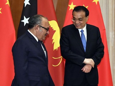 Thủ tướng Trung Quốc Lý Khắc Cường tiếp đón Thủ tướng Papua New Guinea Peter O'Neill ở Bắc Kinh hồi tháng 4 (Ảnh: EPA).