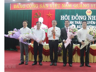 Bí thư Tỉnh ủy Thái Nguyên Trần Quốc Tỏ (người ở giữa) tặng hoa chúc mừng Phó Chủ tịch tỉnh và các Ủy viên UBND tỉnh mới được bầu tại kỳ họp. (Ảnh: Hoàng Nguyên/TTXVN)