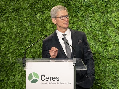 Tim Cook phát biểu khi nhận giải thưởng của Ceres - một tổ chức phi lợi nhuận hoạt động vì mục tiêu thúc đẩy sử dụng năng lượng bền vững. Ảnh: GQ.