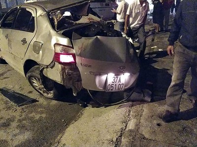 Xe ôtô con 4 chỗ hư hỏng nặng sau vụ tai nạn.(Nguồn: TTXVN phát).