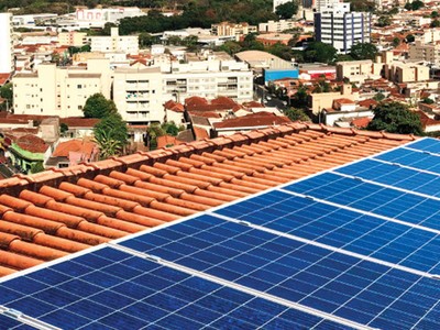 Một hệ thống điện mặt trời do Viet Capital Bank hỗ trợ vốn đang được lắp đặt trên mái nhà.