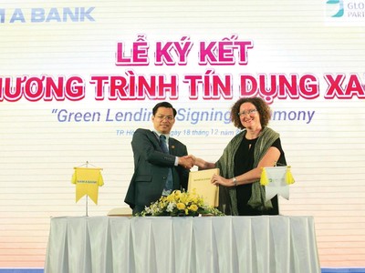 Ông Trần Ngọc Tâm - Tổng Giám đốc NAM A BANK và Bà Maud Savary Mornet - Giám đốc GCPF khu vực châu Á Thái Bình Dương cùng ký kết hợp tác triển khai chương trình Tín dụng xanh.