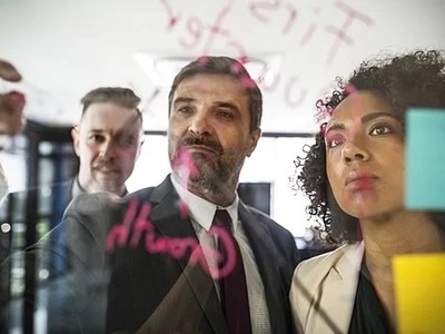 Nên làm quen với phong cách làm việc của cấp trên thay vì phàn nàn họ với đồng nghiệp. Ảnh: PxHere.