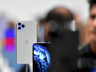 iPhone 11 Pro Max bị cắt giảm đơn đặt hàng vì khách hàng…’chuộng’ iPhone 11 hơn
Ảnh: AFP.