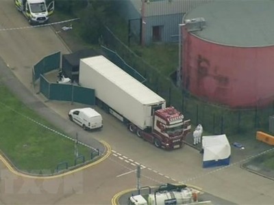 Cảnh sát Anh phong tỏa chiếc xe container chở hàng chứa 39 thi thể ở hạt Essex, miền Đông nước Anh ngày 23/10/2019. (Nguồn: AP/TTXVN).