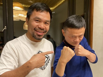 Jack Ma tập luyện đấm bốc cùng Manny Pacquiao (trái) và gửi lời “thách đấu” đến Floyd Mayweather.