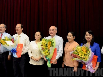 Lãnh đạo Thành phố Hồ Chí Minh chúc mừng 3 tân Ủy viên Ban Thường vụ Thành ủy.