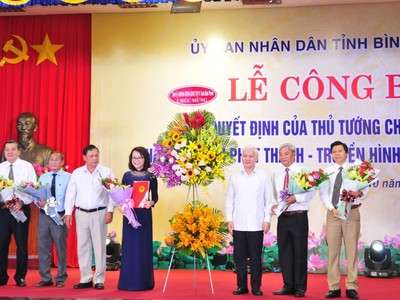 Bí thư Tỉnh ủy Nguyễn Văn Lợi và Chủ tịch UBND tỉnh Nguyễn Văn Trăm chúc mừng lãnh đạo Đài Phát thanh - Truyền hình và Báo Bình Phước.