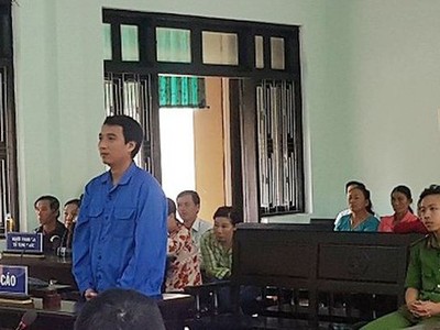 Phong khi còn là công chức tài chính kế toán của UBND xã Vinh Thanh lợi dụng nhiệm vụ đã gần 200 lần chiếm tiền của người dân.