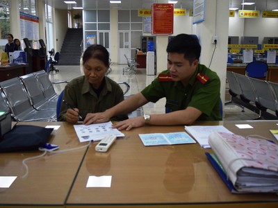 Làm thủ tục cấp thẻ Căn cước công dân.