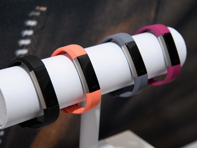 Vòng đeo tay thông minh Fitbit. (Nguồn: Getty Images).