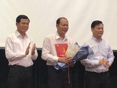 Ông Nguyễn Văn Hải (giữa) nhận quyết định tham gia Ban Chấp hành Đảng bộ tỉnh Bà Rịa - Vũng Tàu.