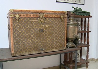 Chiếc rương cổ Louis Vuitton trong nhà Aleksandr và Aleksandra Sokhranych. Ảnh: RT.