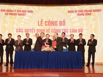 Ông Trần Mạnh Hùng (hàng trên, bên trái) bàn giao nhiệm vụ cho ông Phạm Đức Long. (Nguồn: T.Q/Vietnam+).