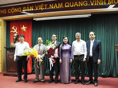 Lãnh đạo Bộ Y tế chúc mừng đồng chí Trần Đắc Phu và đồng chí Đặng Quang Tấn.