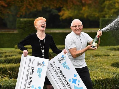 Gayle Say và chồng ăn mừng việc trúng 2 giải thưởng độc đắc trong chỉ 1 lần quay xổ số.