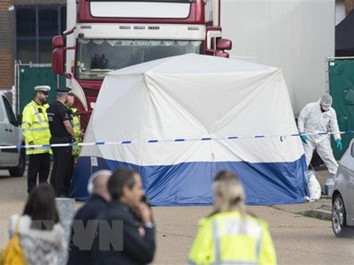Cảnh sát điều tra tại hiện trường phát hiện 39 thi thể trong container hàng ở khu công nghiệp Waterglade, Essex, Anh, ngày 23/10/2019. (Ảnh: THX/TTXVN).