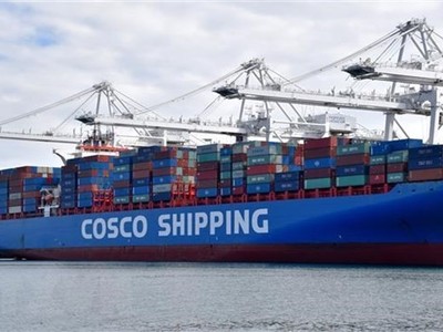 Container hàng Trung Quốc chờ được bốc dỡ tại cảng Long Beach ở Los Angeles, Mỹ. (Nguồn: THX/TTXVN).