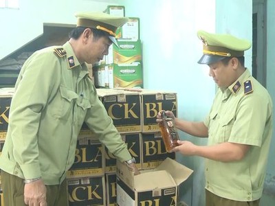 Trên xe có hơn 3 ngàn chai rượu không có hóa đơn, chứng từ.