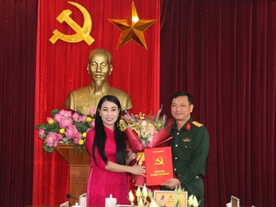 Bí thư Tỉnh ủy Vĩnh Phúc Hoàng Thị Thúy Lan trao quyết định và chúc mừng Đại tá Nguyễn Thế Hải.