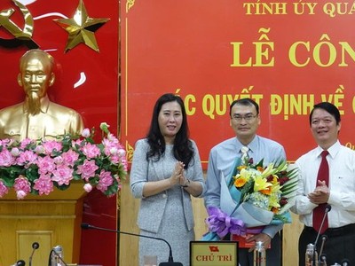 Phó Bí thư Tỉnh ủy, Chủ tịch HĐND tỉnh Quảng Ngãi Bùi Thị Quỳnh Vân trao quyết định và chúc mừng ông Võ Văn Quỳnh.